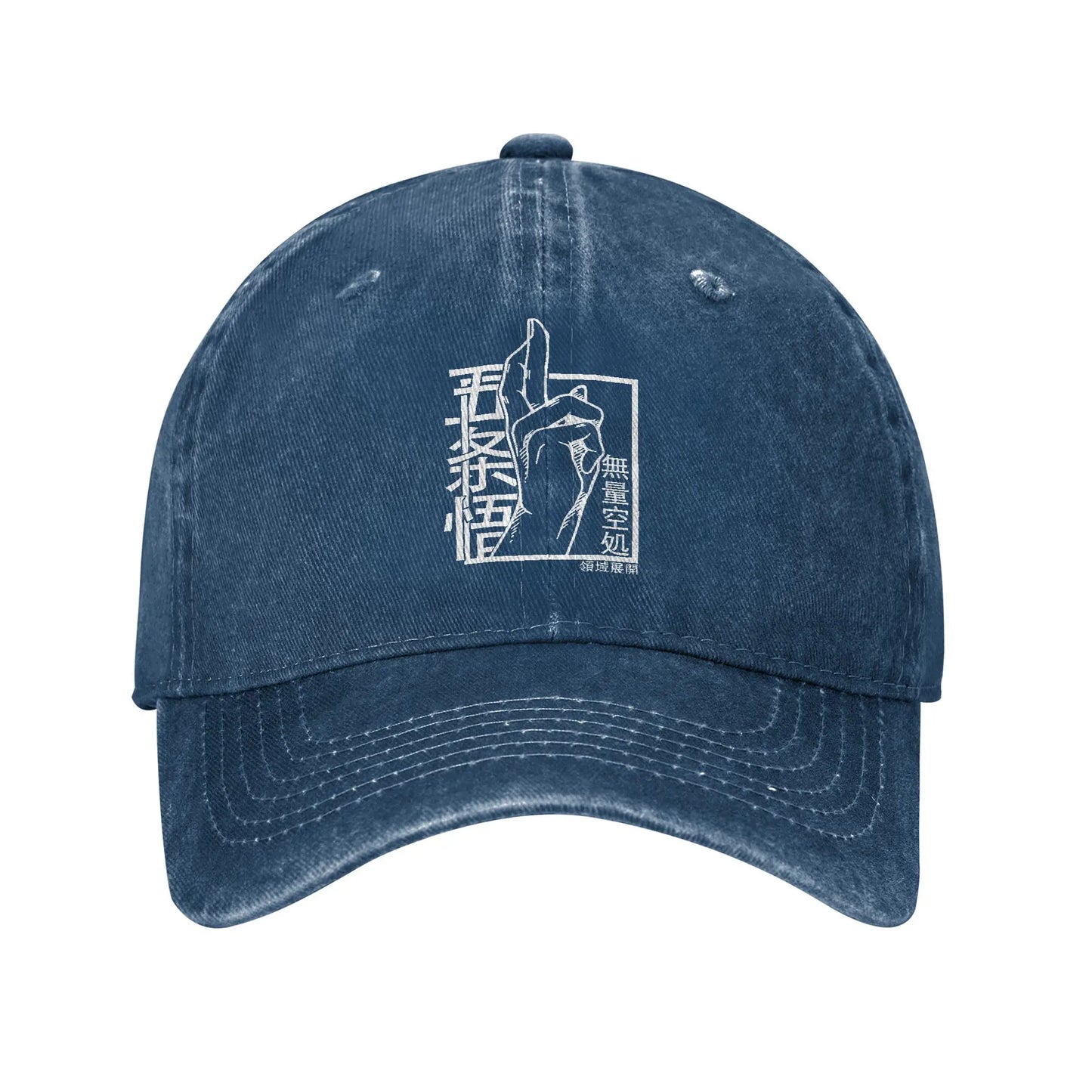 Casquette bleue, logo blanc sur le devant et surpiqûres de la visière courbée