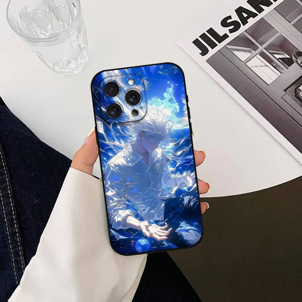 Coque iPhone bleue avec illustration manga et mains, contours noirs, effet cristal