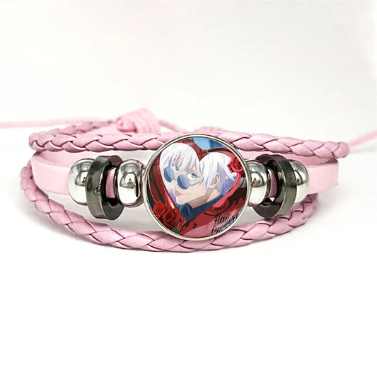 Bracelet à tresse rose avec cabochon rond métal et illustration d’un personnage anime.
