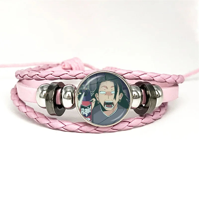 Bracelet à tresse rose avec cabochon rond métal et illustration d’un personnage à bouche ouverte.