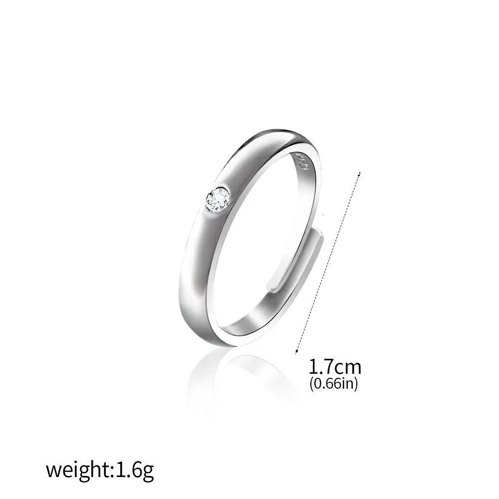 Bague en métal argenté, sertie d’une petite pierre claire sur le dessus.