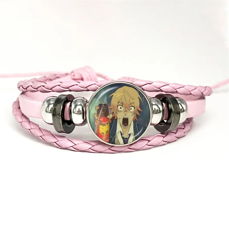 Bracelet à tresse rose avec cabochon rond métal et illustration d’un personnage aux cheveux blonds.