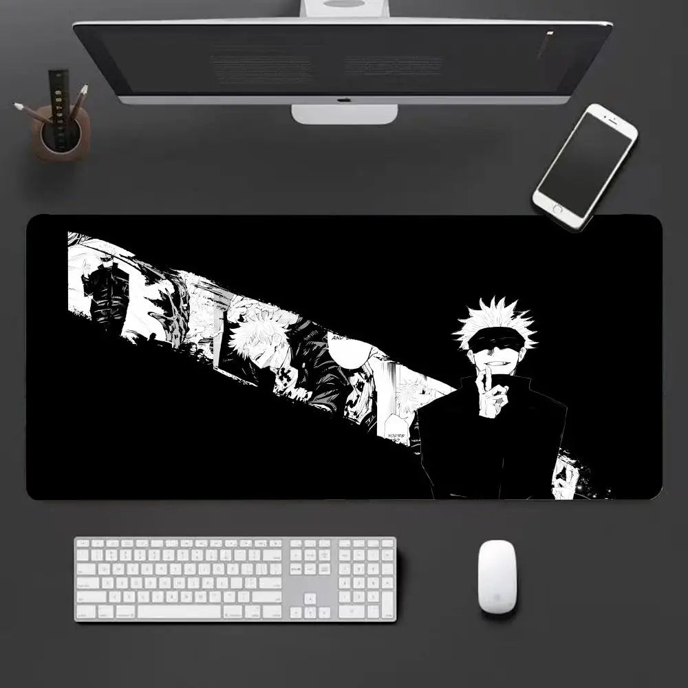 Tapis de souris noir avec illustration manga monochrome et personnage en médaillon
