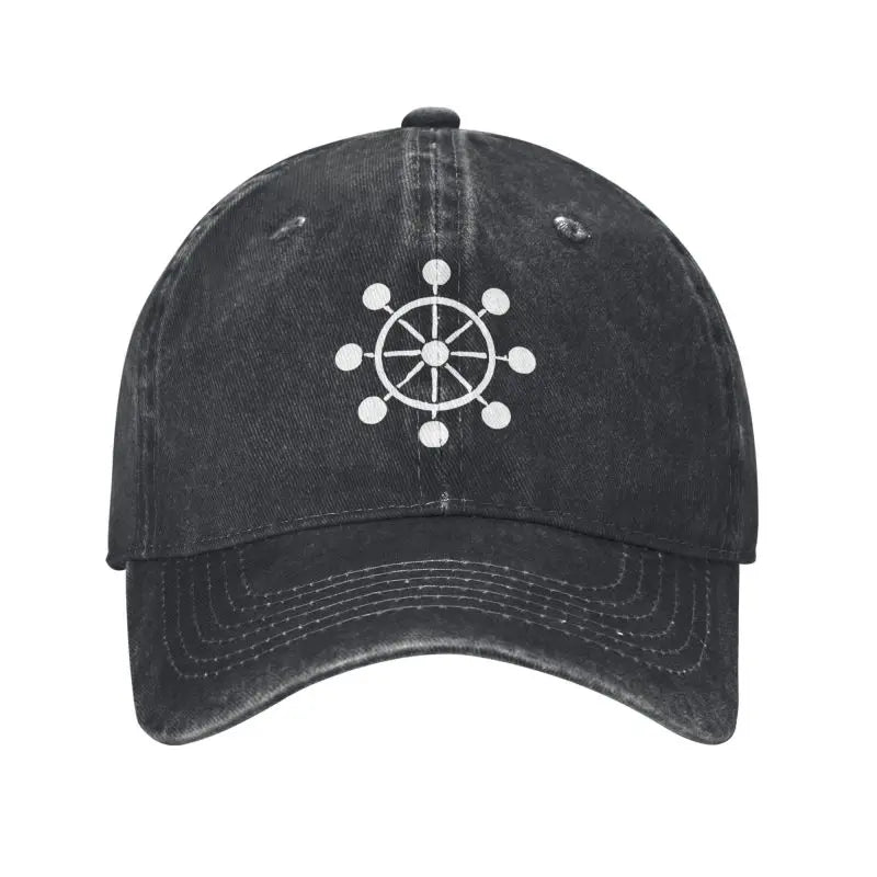 Casquette noire en denim avec logo Mahoraga sur le devant et visière courbée