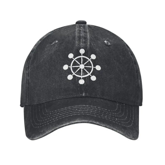Casquette noire en denim avec logo Mahoraga sur le devant et visière courbée