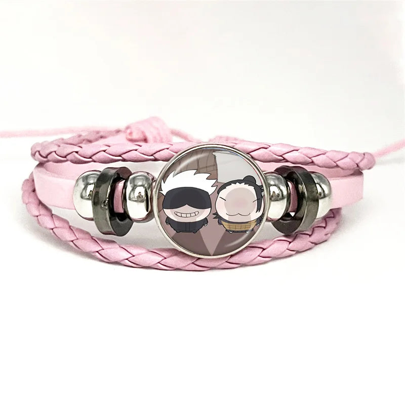Bracelet à tresse rose avec cabochon rond métal et illustration de deux personnages anime.