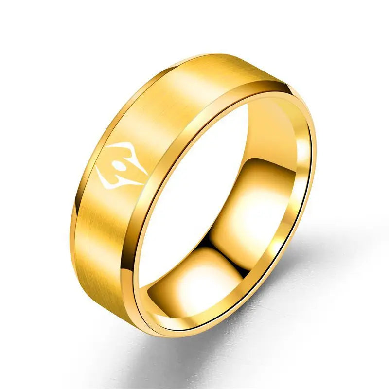 Bague dorée brillante avec symbole blanc sur l’anneau
