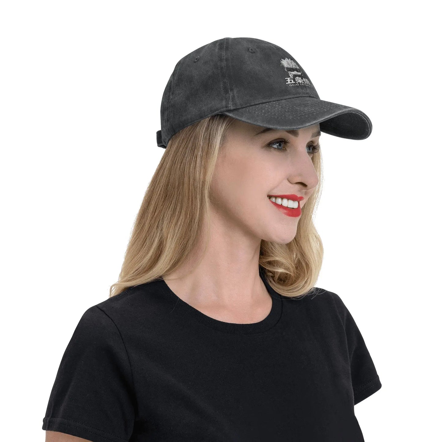 Casquette noire Gojo sur personne, broderie frontale et visière courbée