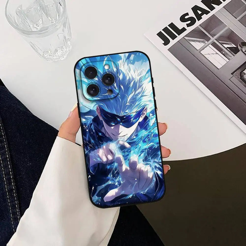 Coque iPhone bleue avec visuel Gojo Satoru et motif Infinity.
