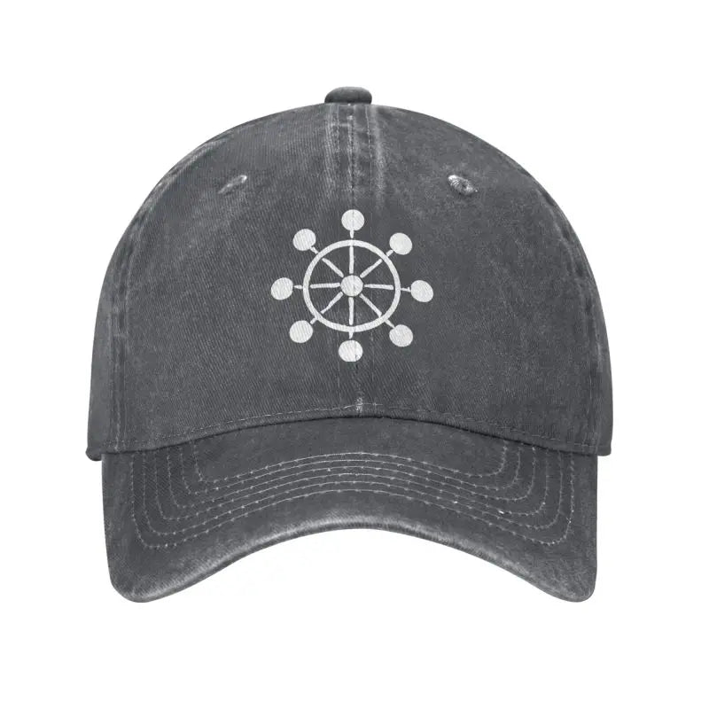 Casquette grise foncée avec logo Mahoraga blanc sur le devant et visière courbée