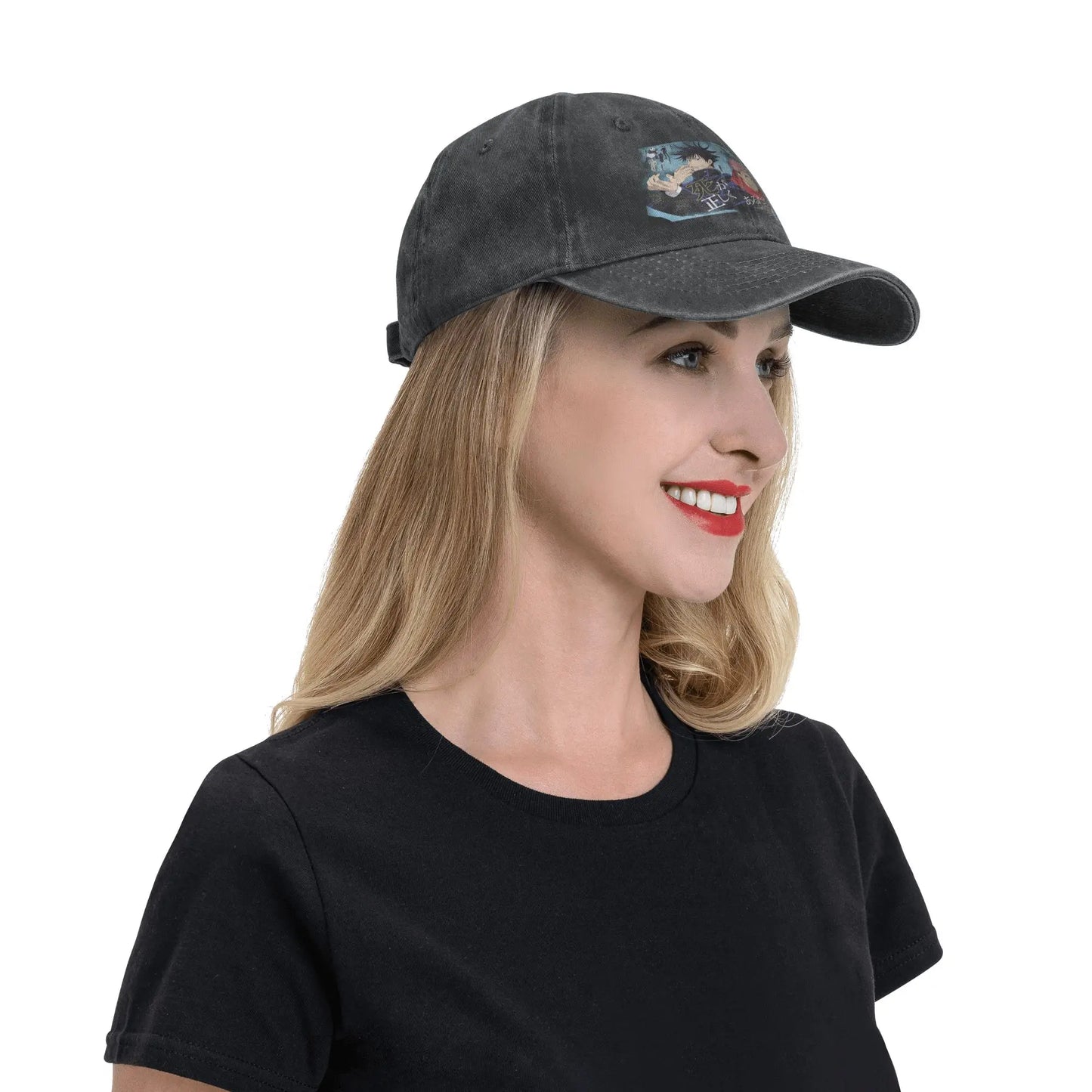 Casquette noire portée, motif Jujutsu Kaisen sur le dessus de la calotte