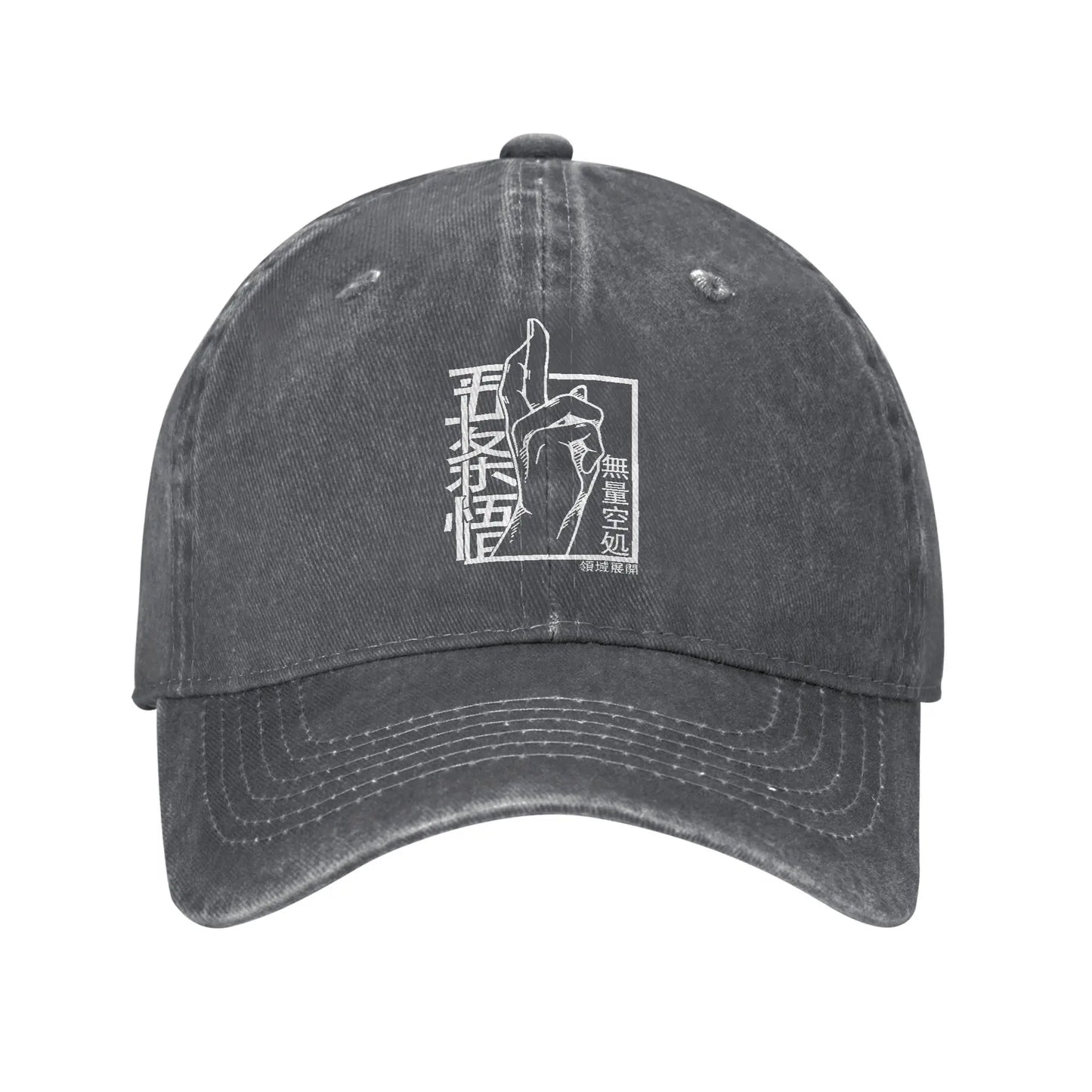 Casquette grise, logo blanc sur le devant et coutures contrastées de la visière