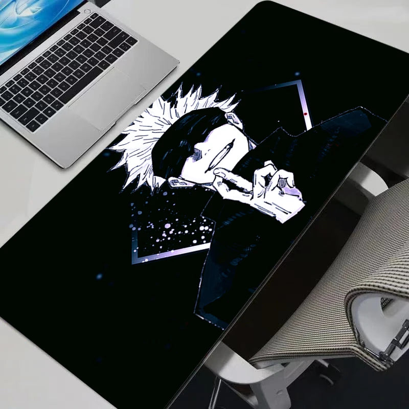 Tapis de souris noir et blanc avec illustration manga Gojo.
