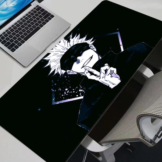 Tapis de souris noir et blanc avec illustration manga Gojo.