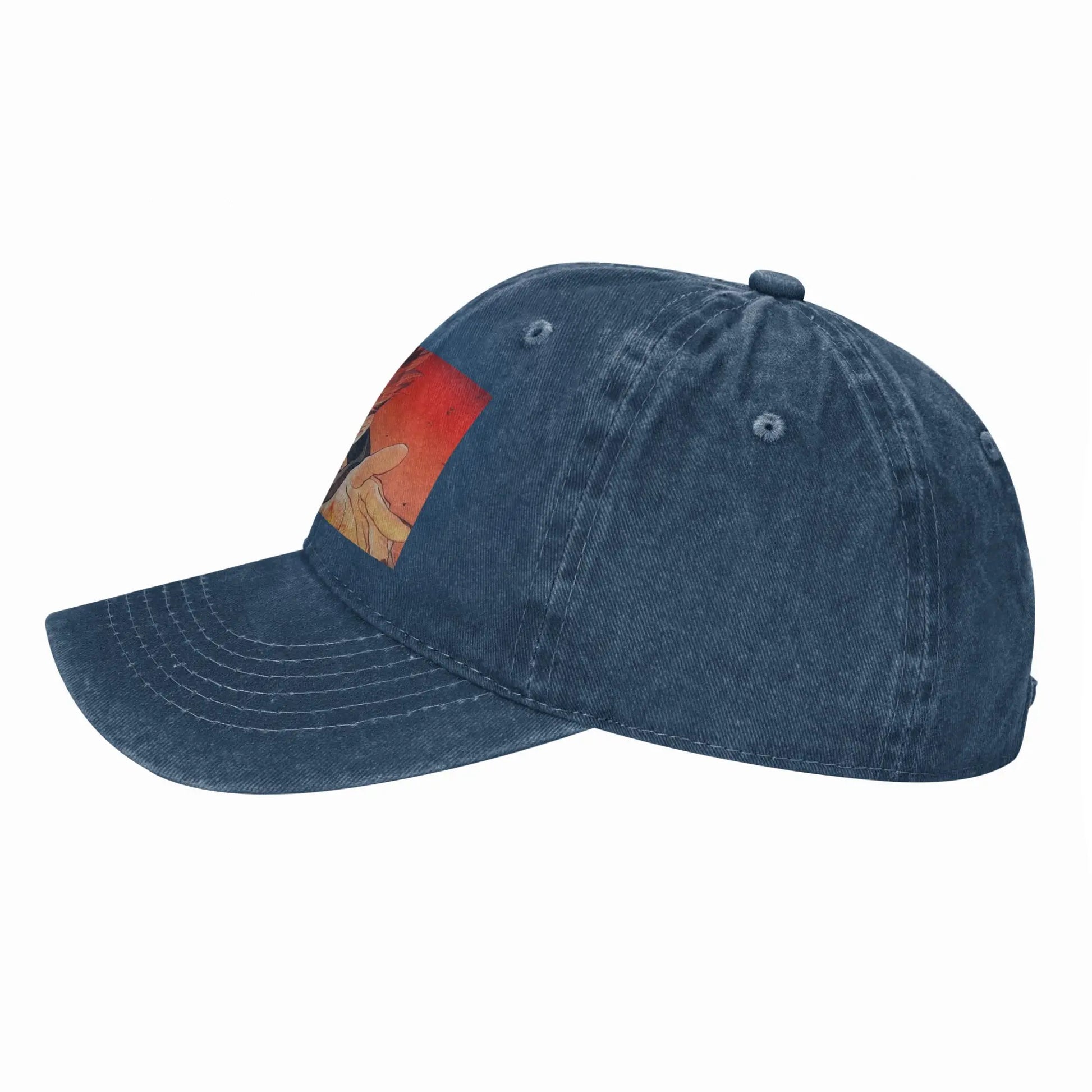 Casquette denim bleu, vue de côté, broderie/patch personnage sur le panneau, coutures visibles