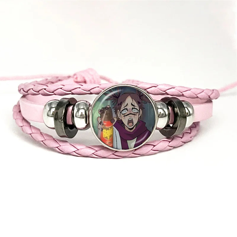 Bracelet cuir tressé rose pâle, cabochon rond avec personnage aux cheveux bruns, regard tendu.