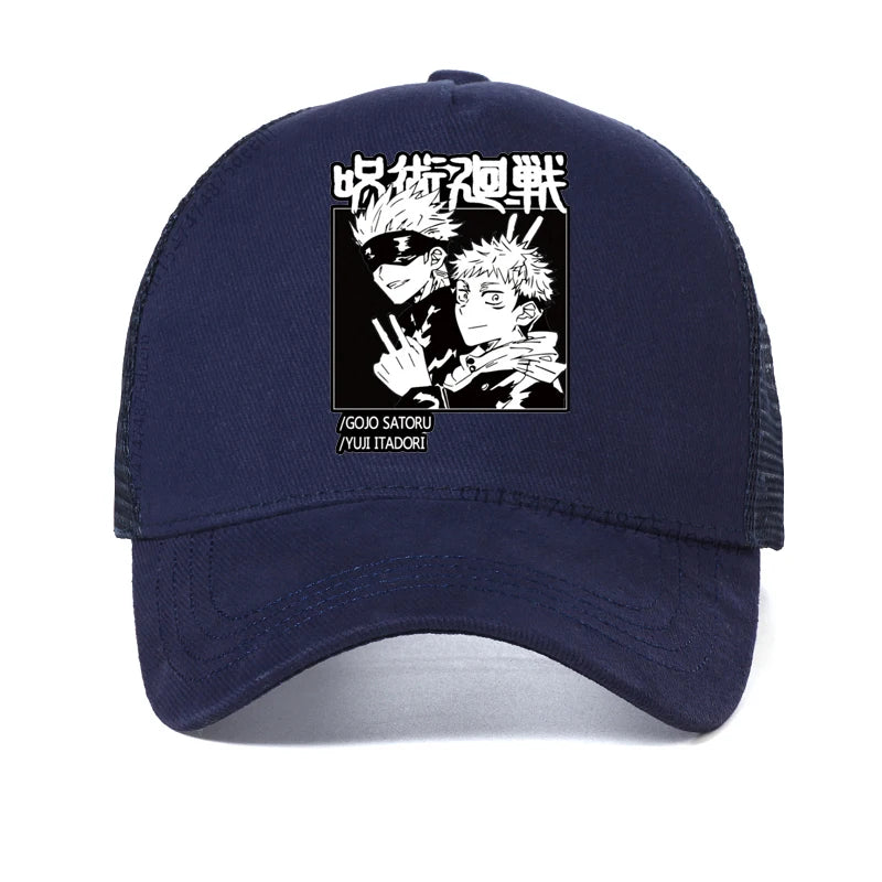 Casquette bleu marine avec écusson Jujutsu Kaisen sur le dessus, visière assortie.