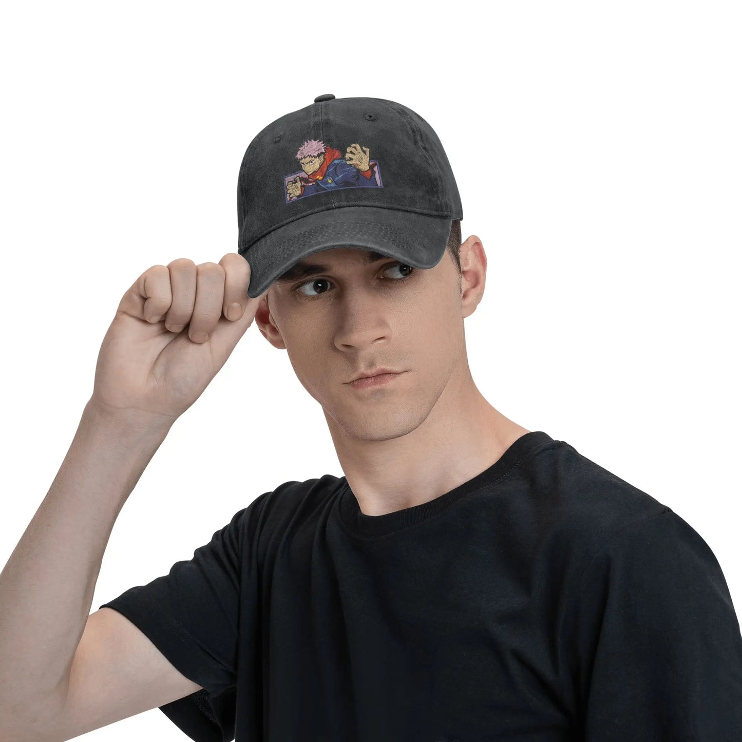 Casquette noire Jujutsu Kaisen portée, patch Yoji Itodori sur le devant et visière courbée