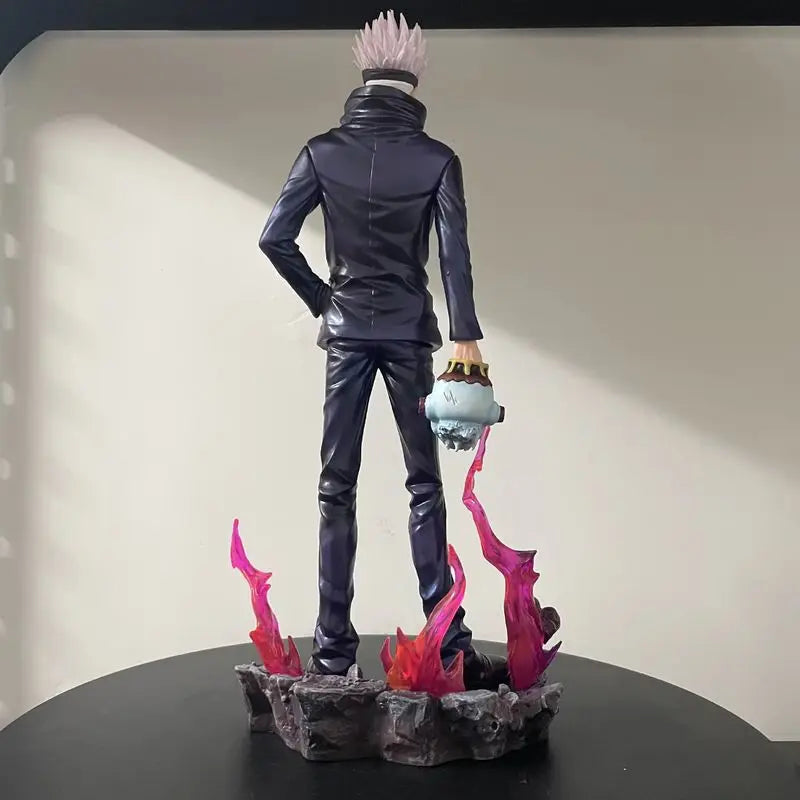 Figurine en tenue noire, vue arrière, cheveux blancs, tête grise et flammes roses.