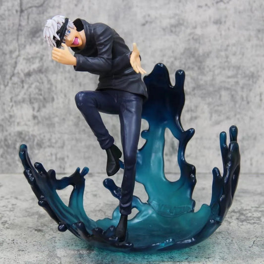 Figurine de personnage Jujutsu assis, cheveux blancs, tenue noire, sur base bleue liquide