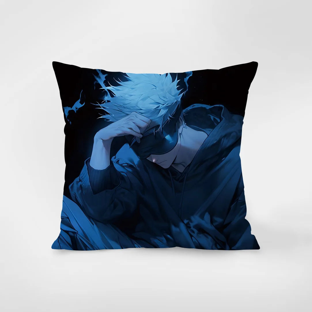 Coussin carré bleu sombre de Satoru Gojo, illustration anime sur fond noir.