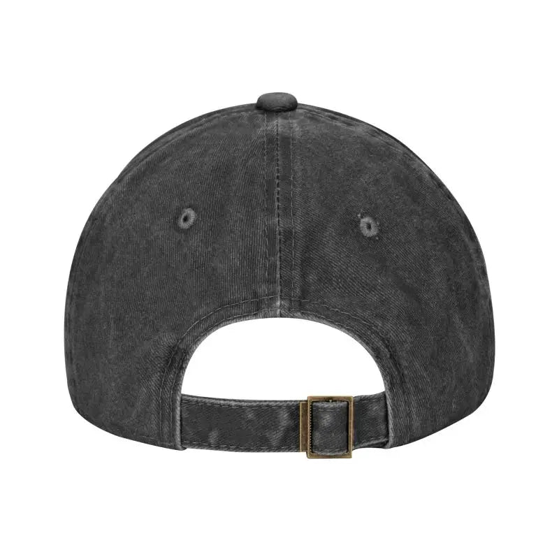 Casquette noire avec attache réglable à l’arrière et coutures visibles