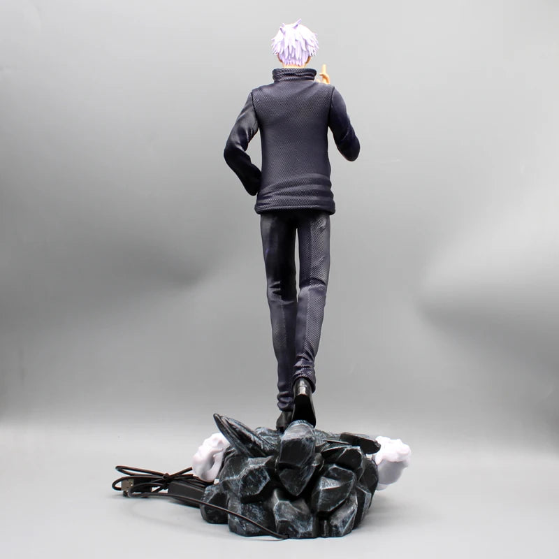 Figurine Gojo Satoru vue de dos, debout sur socle rocheux avec câble.