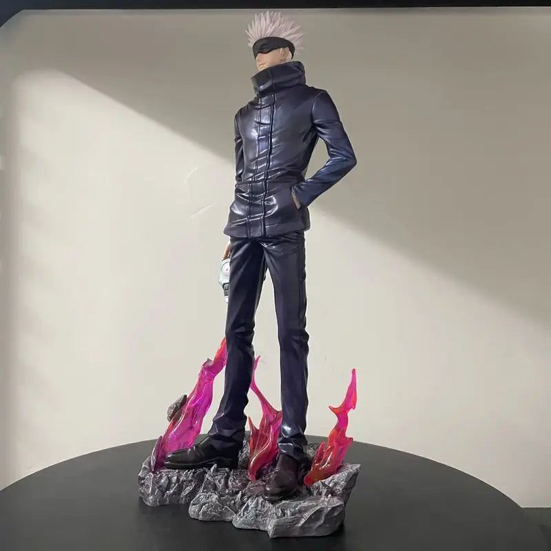 Figurine en tenue noire, cheveux blancs, main tenant une tête grise, flammes roses.