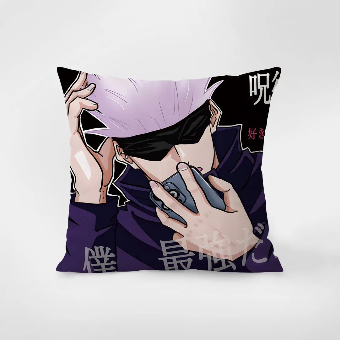 Coussin décoratif violet avec personnage stylisé en tenue sombre, mains devant le visage.
