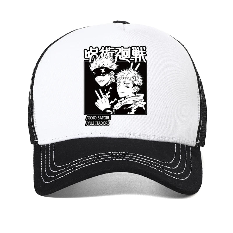 Casquette blanche avec visière noire et écusson Jujutsu Kaisen en imprimé.