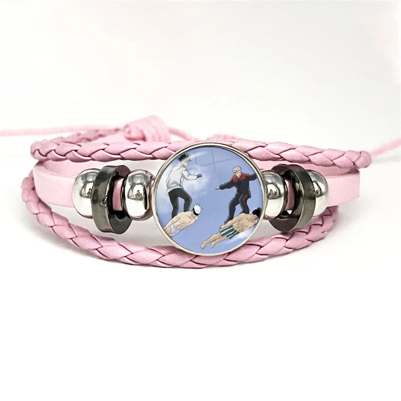 Bracelet à tresse rose avec cabochon rond métal et illustration de personnages en action.
