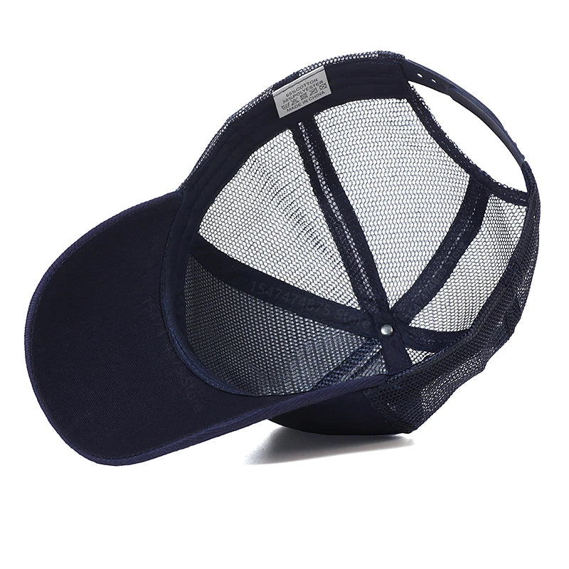 Casquette mesh sombre, vue arrière avec filet et coutures visibles.