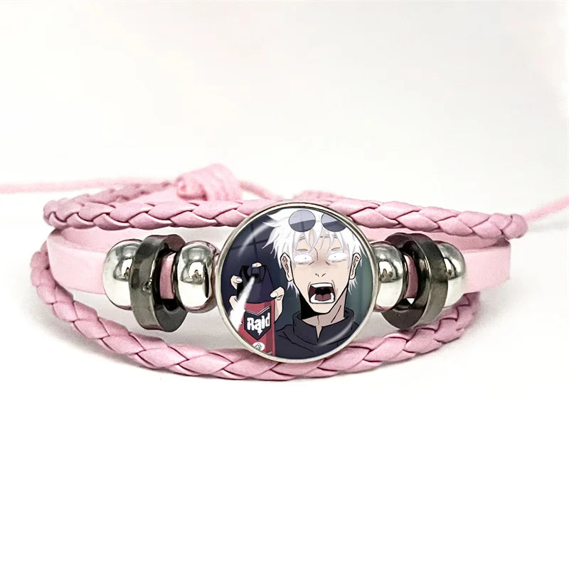 Bracelet à tresse rose avec cabochon rond métal et illustration d’un personnage en cri.