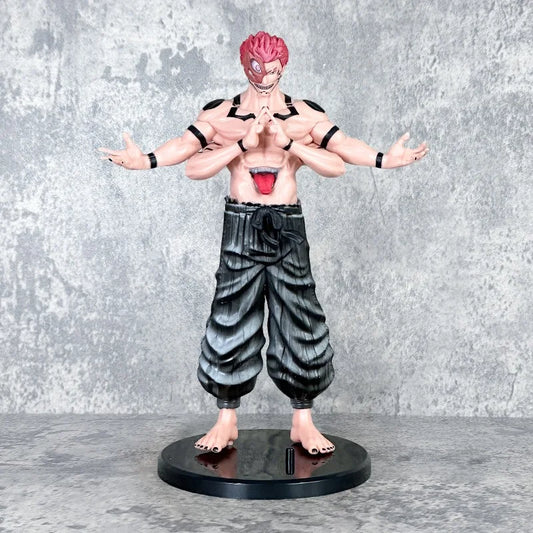 Figurine d’anime debout, cheveux rouges, torse nu, pantalon noir, socle rond.