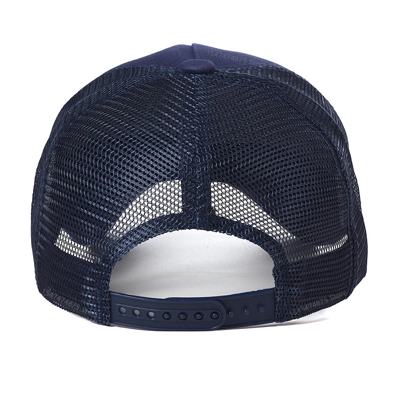 Casquette à filet bleu marine, vue arrière, sangle réglable avec bouton-pression.