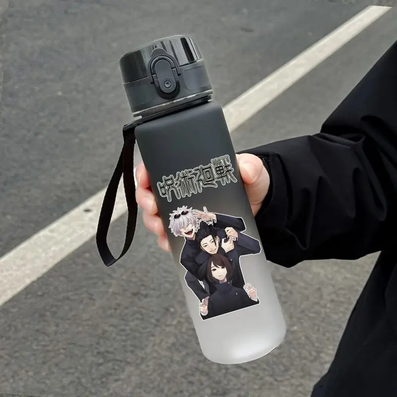 Gourde de 650 ml avec couvercle noir et dessin manga sur fond gris clair