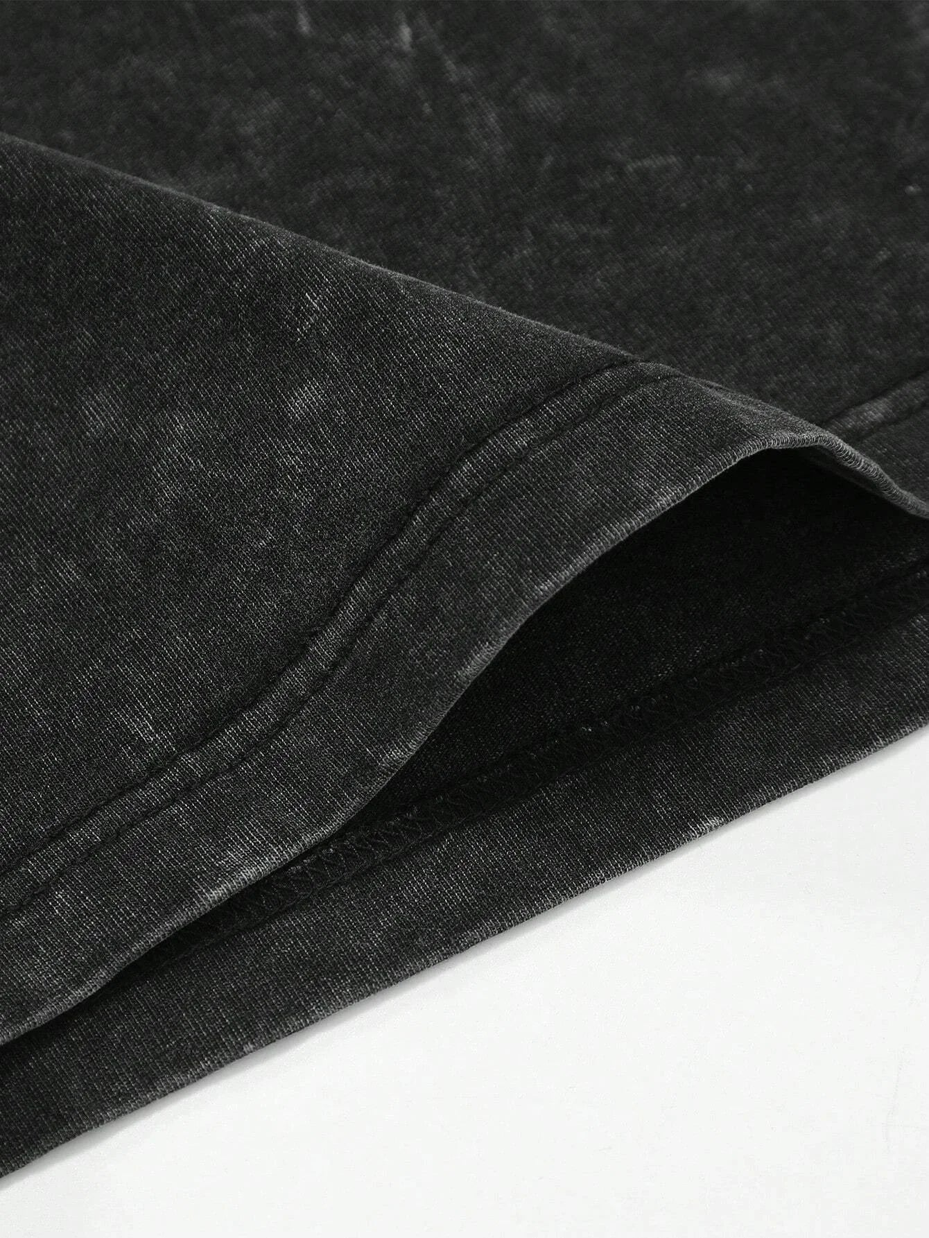 Ourlet de manche T-shirt noir, couture et texture chinée en gros plan