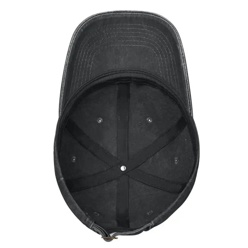 Casquette noire vue arrière, surpiqûres en losanges et petits œillets