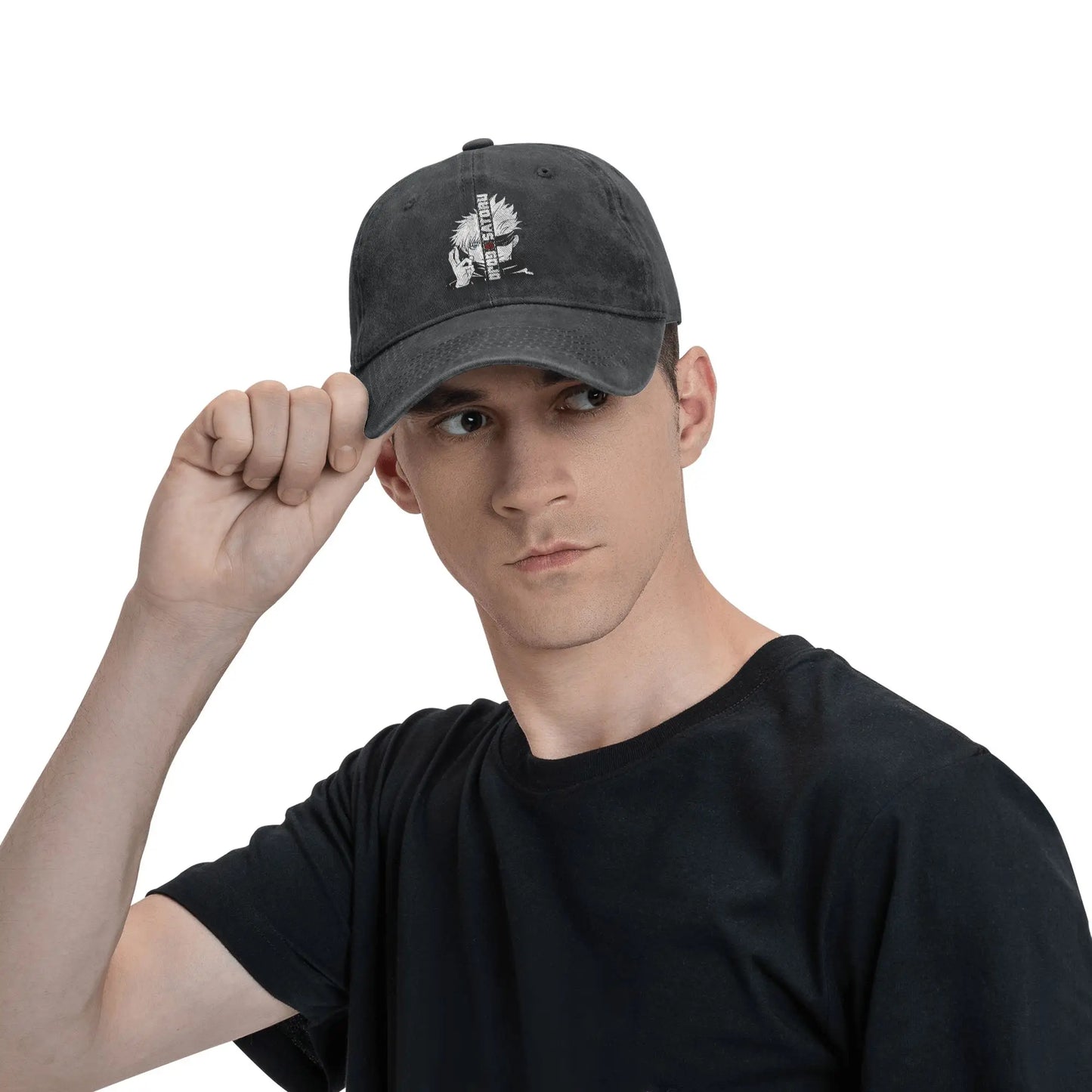 Casquette denim délavé noire sur modèle, patch Gojo Satoru devant, visière courbée